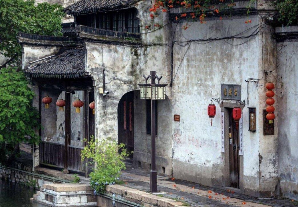 遵义市中级人民法院退休干部集中观看《伟大转折》剧目
